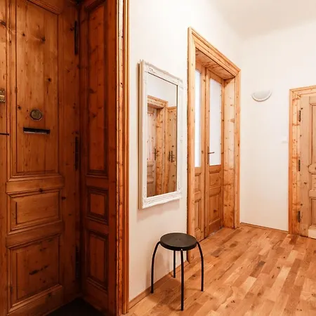 Apartament Days - Spacious Retro-vibes Near Charles Square Praga