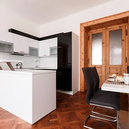 Days - Spacious Retro-vibes Near Charles Square Apartament Praga