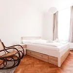 Days - Spacious Retro-vibes Near Charles Square Appartamento Praga