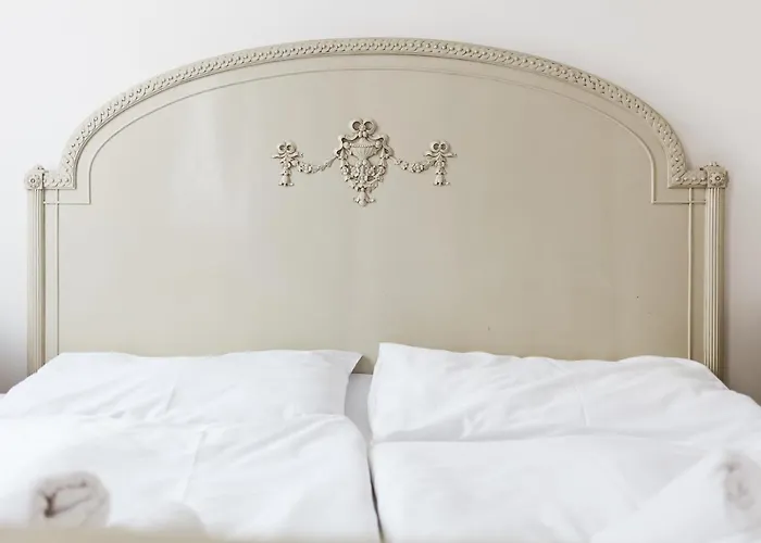 Days - Spacious Retro-vibes Near Charles Square Apartment Prague