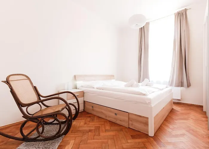 Days - Spacious Retro-vibes Near Charles Square Apartment Prague
