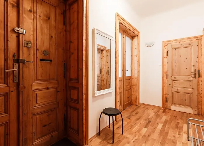 Apartment Days - Spacious Retro-vibes Near Charles Square Prague