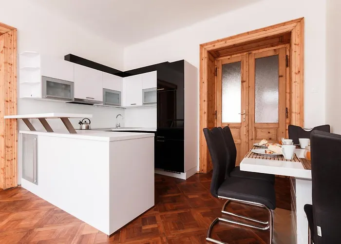 Days - Spacious Retro-vibes Near Charles Square Apartment Prague