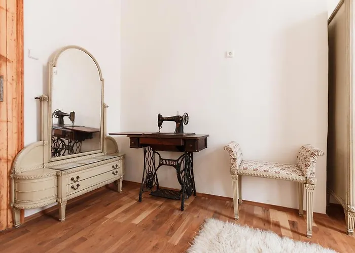 Days - Spacious Retro-vibes Near Charles Square Apartment Prague